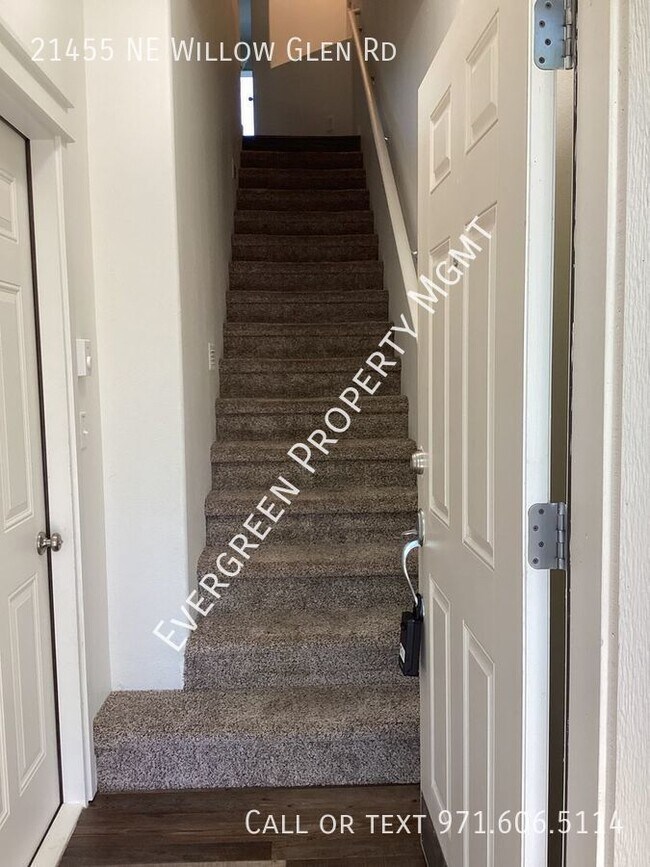 Building Photo - Beautifully remodeled 3-bedroom, 2.5-bathr...