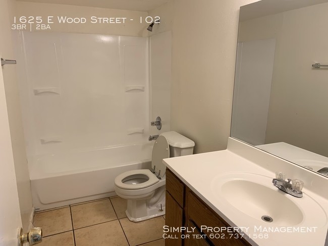 Building Photo - Lower level unit at 16th St and Broadway!