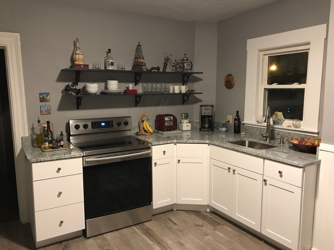 Modern kitchen with granite countertop - 123 East St