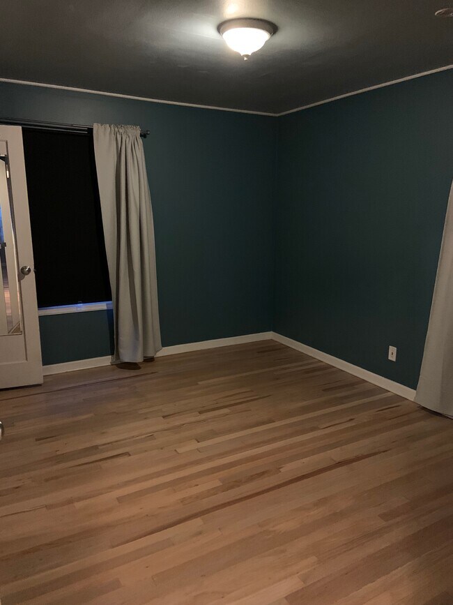 Habitación n.º 1. Entra una cama King. - 1601 NE Holman St