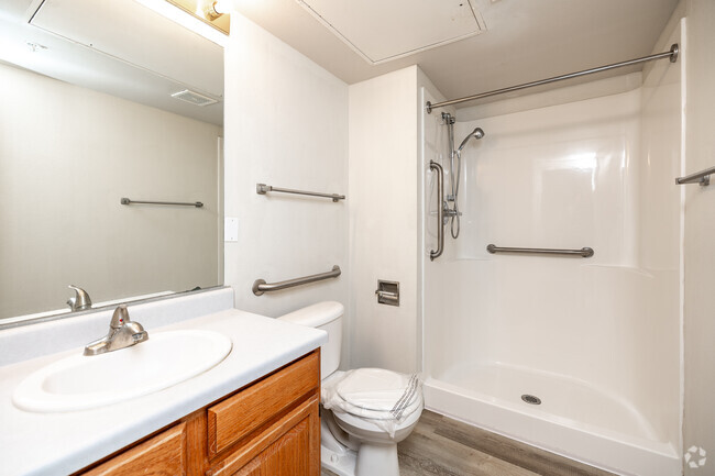 2BR, 1BA - 875 SF - Bathroom - The Burlington Apartments