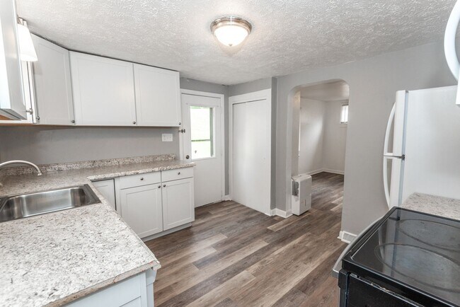 Building Photo - Remodeled 3 Bedroom Home - Available Now!