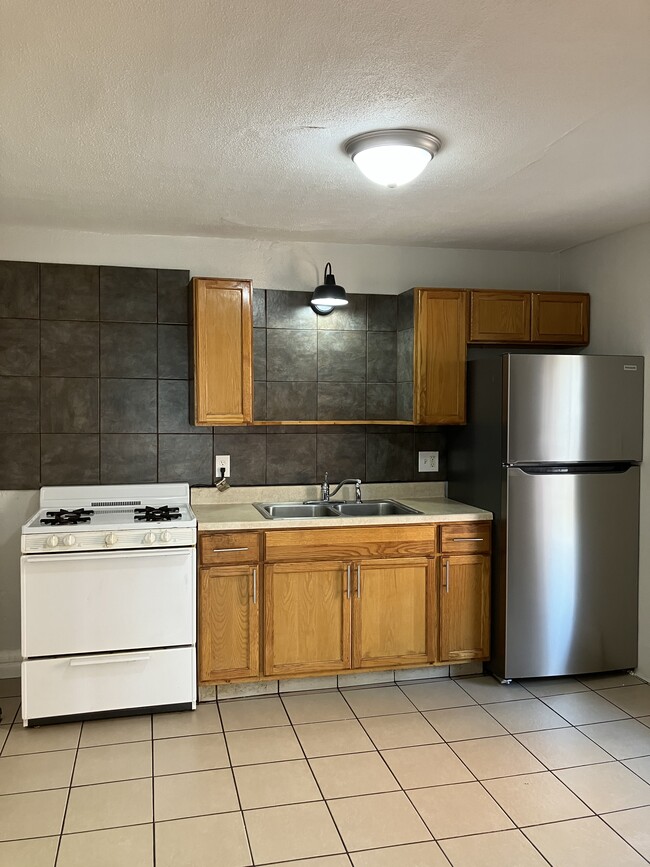 Photo - 800 W Ionia St Apartments