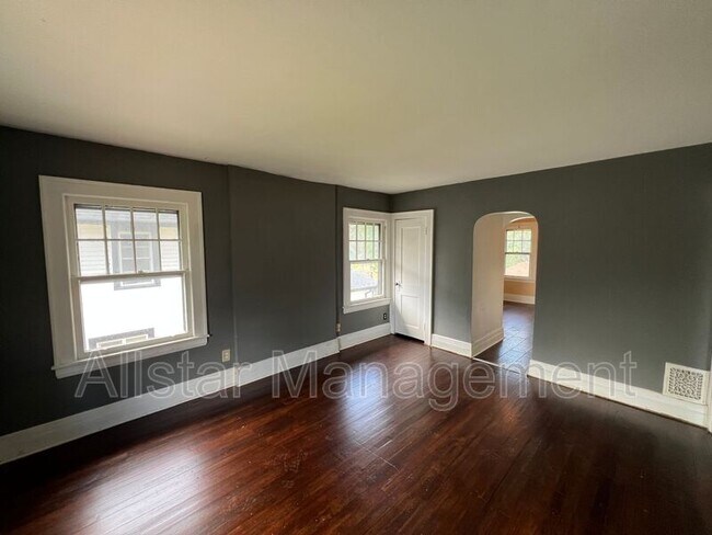 Foto del edificio - 413 W 9th St