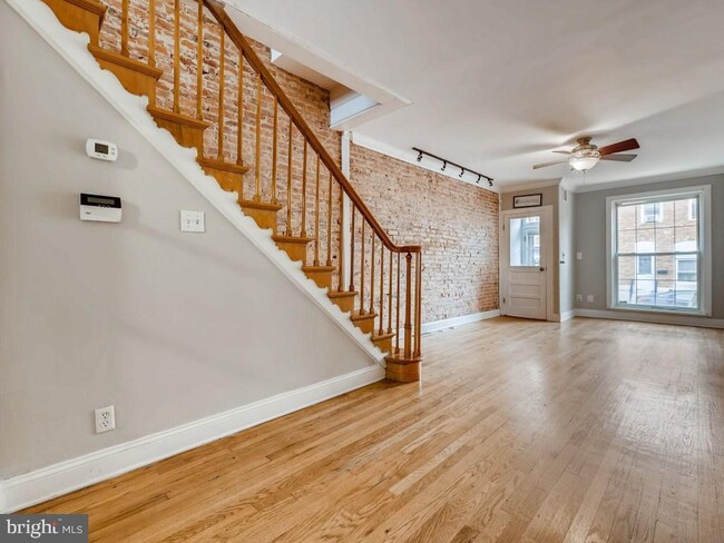 Building Photo - 704 S Decker Ave