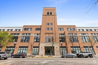 Building Photo - 1900 W Lawrence Ave