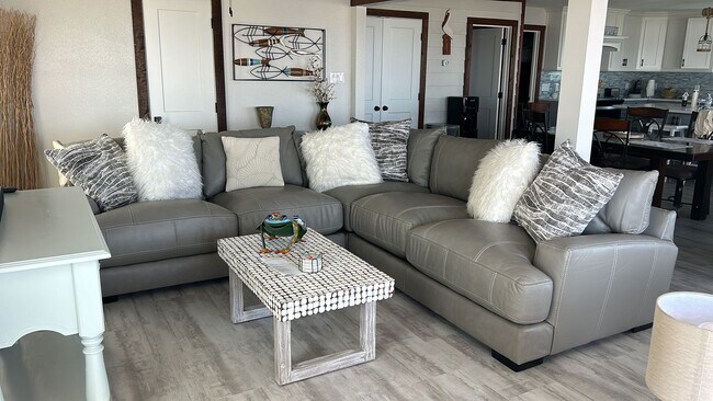 Foto del edificio - Mesmerizing Beachfront Retreat at Surfside...