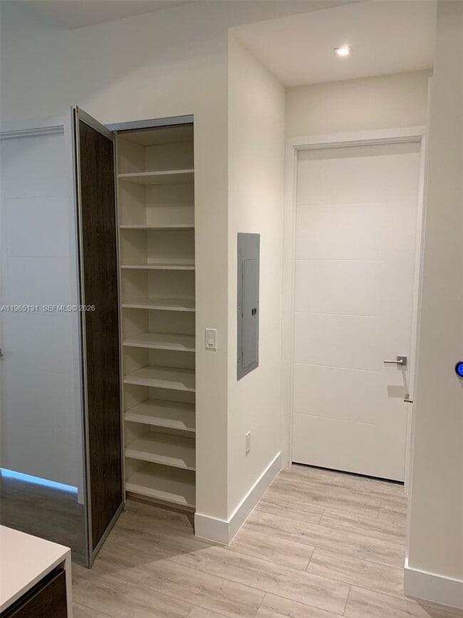 Foto del edificio - 301 Altara Ave