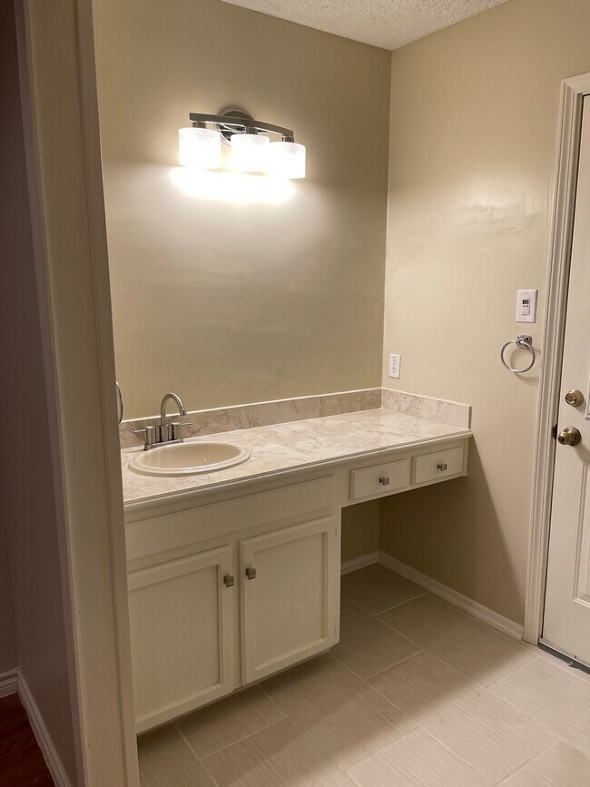 Building Photo - 16934 Summer Creek Dr