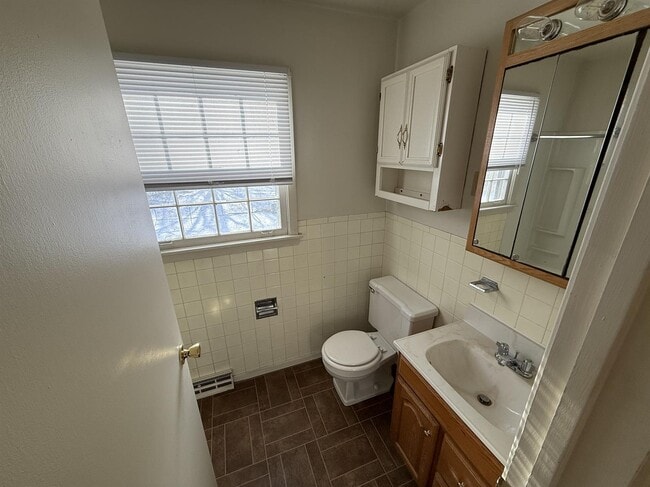 Building Photo - 604 Manor Dr