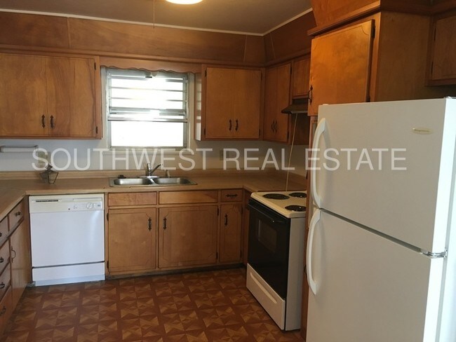 Building Photo - 204 Circle Dr