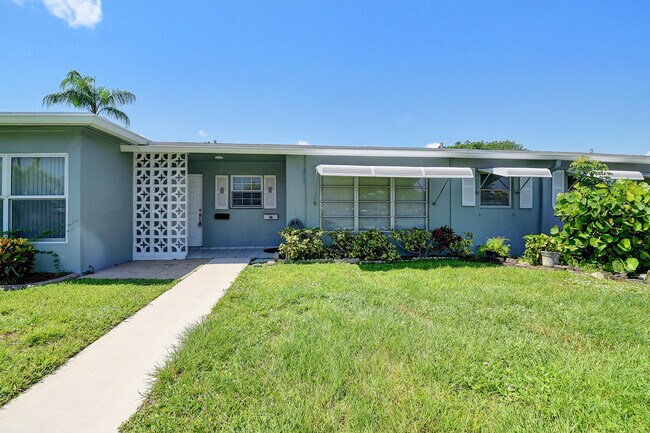 Building Photo - 702 South Dr