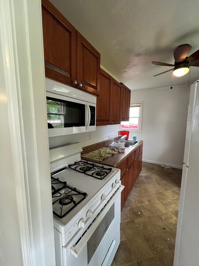 Foto del edificio - Welcome to this charming 2 bedroom, 1 bathroom house located in Peoria, IL.