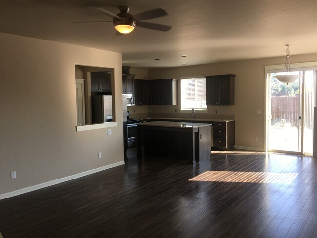 Foto del edificio - Modern and Spacious Townhome, NE Bend