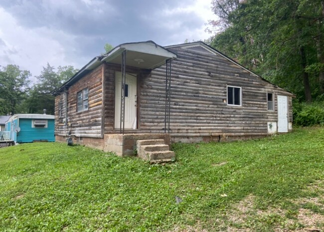 Building Photo - Cabin Style! - $375 Month / $700 Down