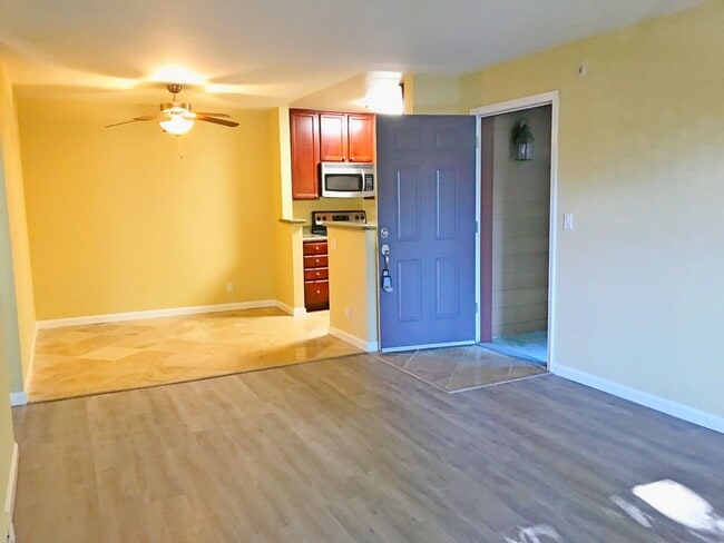 Building Photo - Deluxe Condo-2 BR / 2 BA near Santana Row/...
