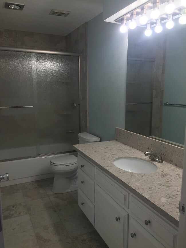 Foto del edificio - 1015 Lakeside Dr