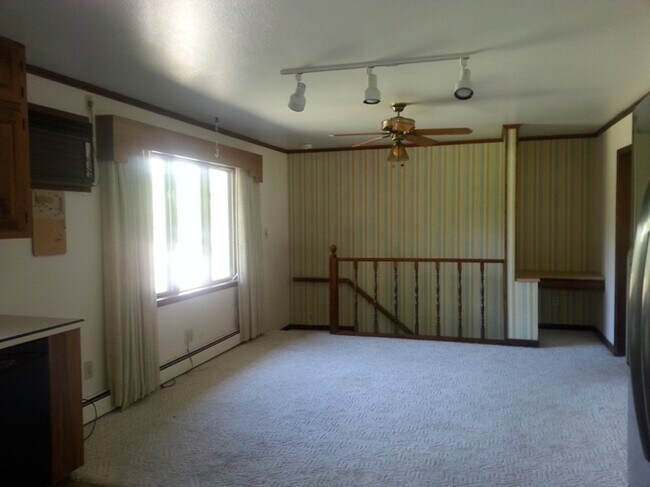 Building Photo - 750 Country Club Rd
