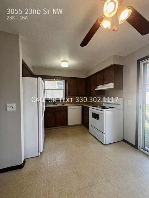 Building Photo - Two bedroom townhome close to Hall of Fame...