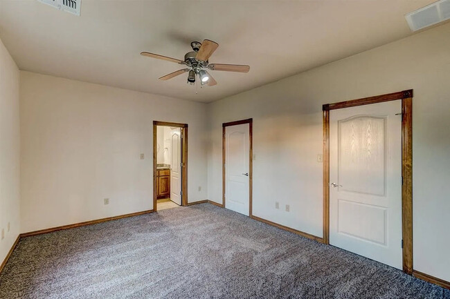 Building Photo - 608 Shady Oak