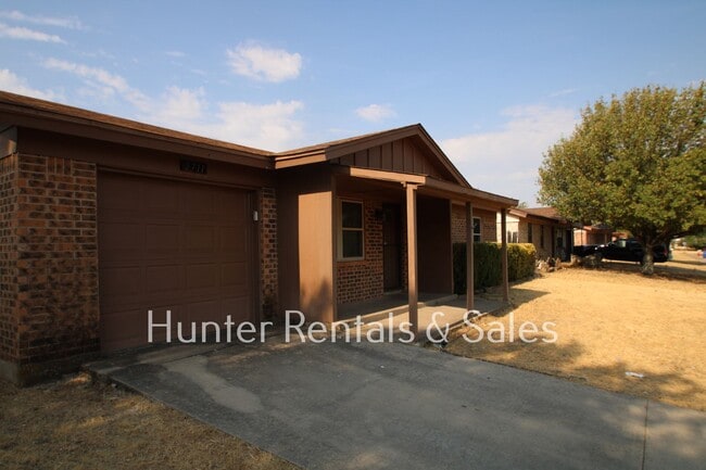 Building Photo - Mountain of Amenities!