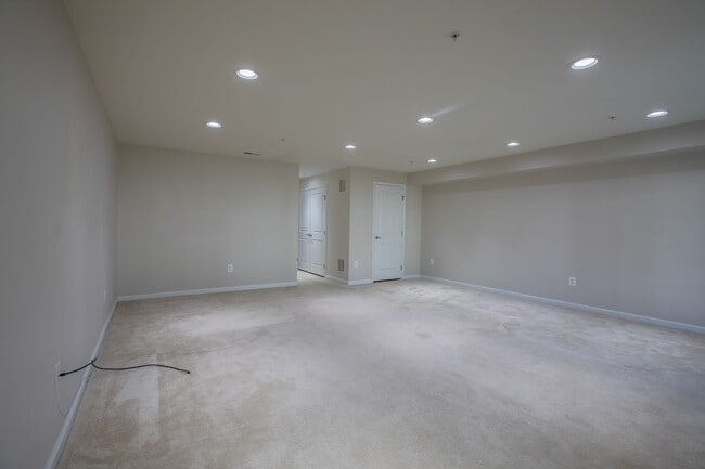 Building Photo - Gorgeous 3 BR/2.5 BA Townhome in Hanover!