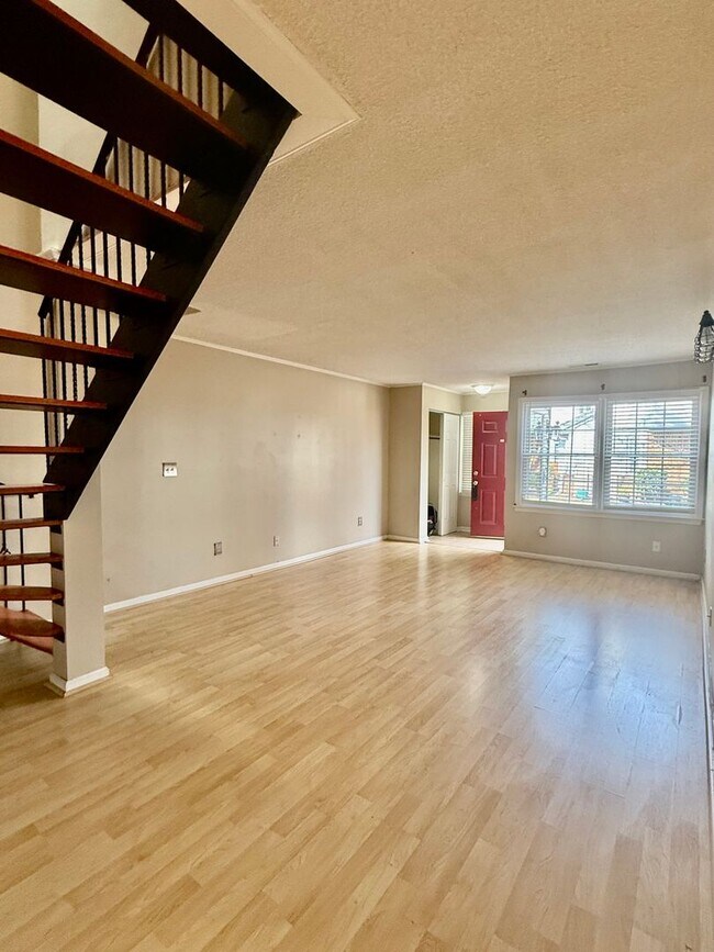 Foto del edificio - 2BD/2BA Condo in Greenbrier Neighborhood of Chesapeake - Backs up to Golf Course, Walking Trails!