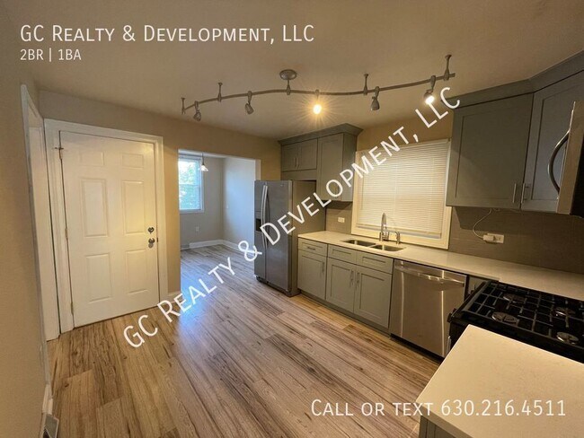 Building Photo - ***LOGAN SQUARE / 2 BDRM / 1 BTH / SS APPL...