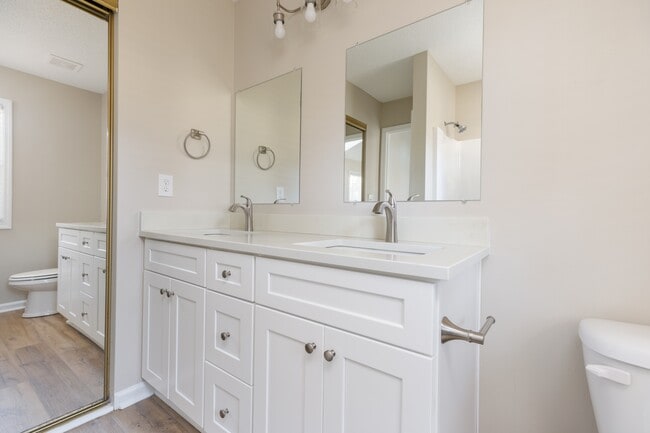 Building Photo - 208 Mountain Creek Dr