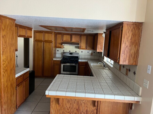 Building Photo - Southwest Home Ready to Move In!