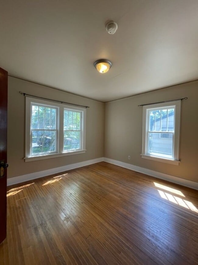 Building Photo - Large Historical Home