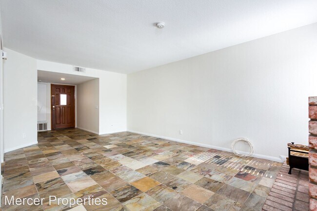 Building Photo - 524 Via De La Valle