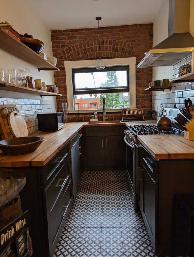 Kitchen - 4125 S Figueroa St