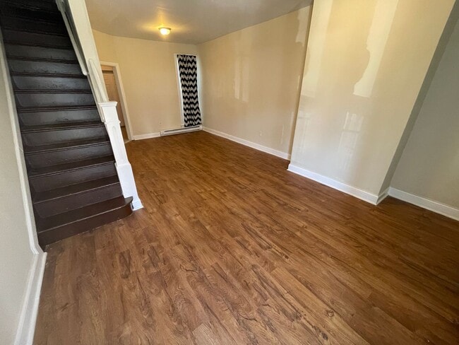 Building Photo - 2 BED 1 BATH HOME FOR RENT
