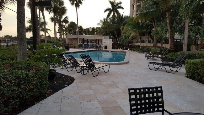 Foto del edificio - 1830 Embassy Dr