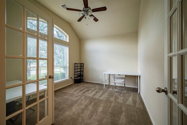 Foto del edificio - 4423 Hidden Oaks Wy