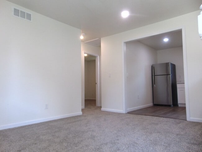 Foto del edificio - Newly Remodeled 4 Bed 2 Bath Duplex!