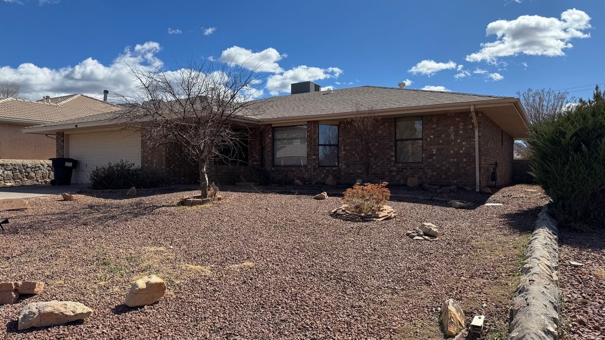 Building Photo - Spacious 3 bedroom 2 bath with Large Backyard