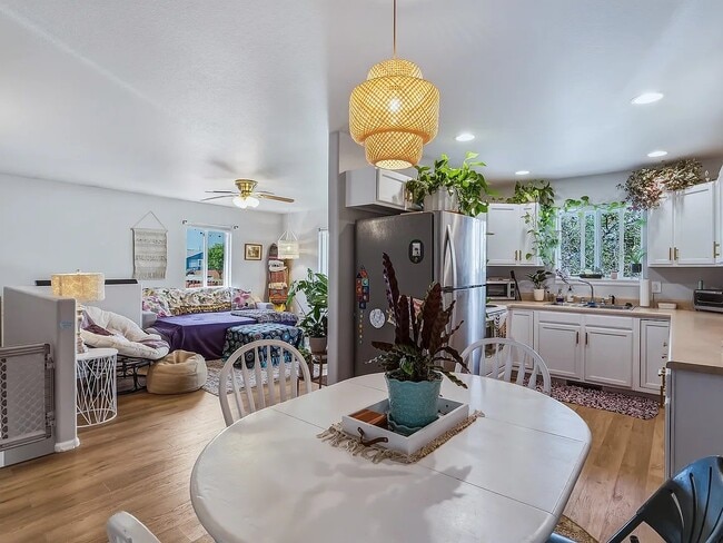 Foto del edificio - 2114 Meadow Dr