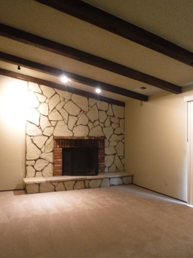 Building Photo - 3 Bedroom Home in Placer Hills With Greenb...