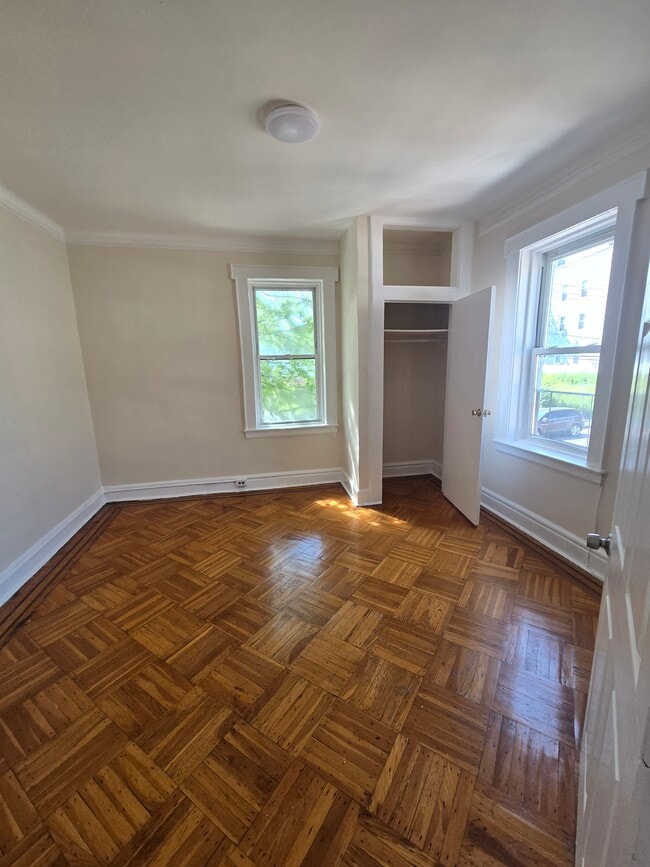 Building Photo - 526 S 15th St
