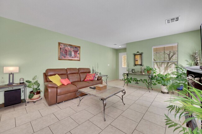 Foto del edificio - Southern Highlands 3 Bed 2 Bath Single-Story Home with Large Kitchen, Open Layout, Covered Patio