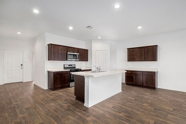 Foto del edificio - 5102 Bay Mdws Ln