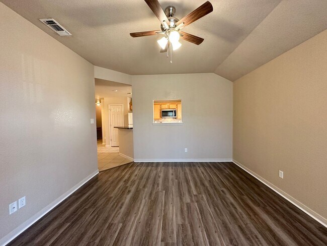 Foto del edificio - 3008 Dannen Ct