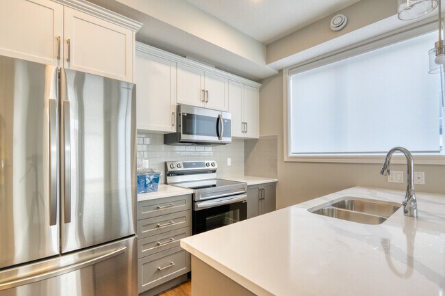 Photo du bâtiment - 10060-10046 46 St NE