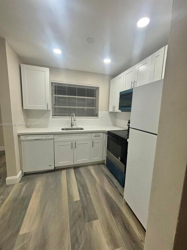 Building Photo - 3033 NW 43rd Ave