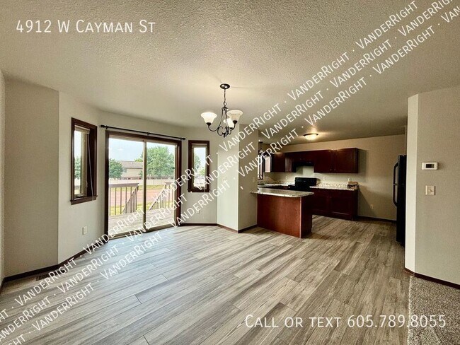 Building Photo - Spacious 4 Bedroom 3.5 Bathroom Townhome!