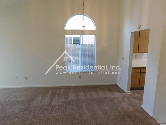 Foto del edificio - Spacious 3bd/2ba North Sacramento House wi...