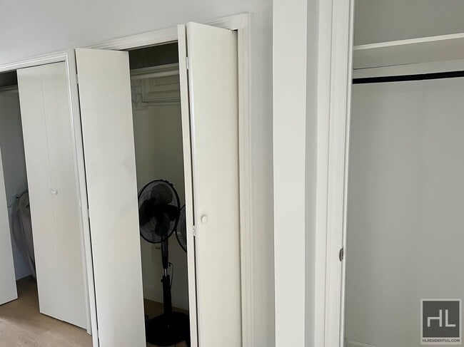 Building Photo - Top Floor 2BR 1BA Lofty Space w/ Laundry I...