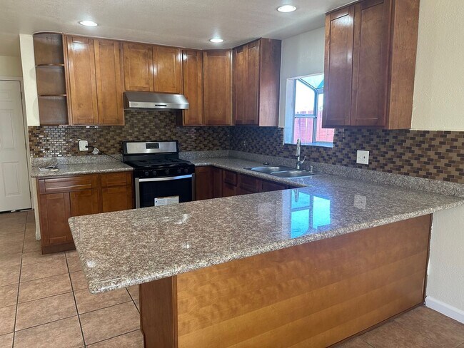 Building Photo - 4 Bedroom, 2 Bathroom Single Family Home i...